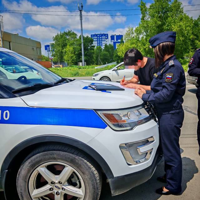 Приставы арестовали иномарку сахалинца из-за неоплаченных штрафов В Южно-Сахалинске прошёл совместный рейд судебных приставов и сотрудников ГАИ. Результаты мероприятия рассказали в УФССП России по Сахалинской области. Так, сотрудников двух ведомств заинтересовал водитель автомобиля Suzuki — у мужчины 1963 года рождения накопились штрафы за нарушения ПДД в размере более 32 000 рублей. “Судебные приставы с целью побудить должника оплатить накопленные штрафы применили меру принудительного характера и арестовали автомобиль”, - уточнили в ведомстве. В Управлении Федеральной службы судебных приставов по Сахалинской области добавили , что такие совместные рейды носят системный характер и будут проводиться в дальнейшем.