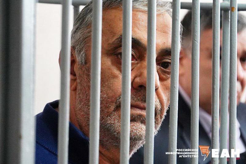 ‼ Суд в Екатеринбурге продлил срок содержания в СИЗО предполагаемых членов этнической ОПГ До 19 октября под стражей пробудут шестеро азербайдайджанцев. Такое решение принято в отношении Сафарова Камала, Сафарова Акифа, Сафарова Аяза, Сафарова Мазахира, Сафарова Бакира и Гянджиева Ахлимана. Напомним, обыски и задержания прошли в Екатеринбурге 27 июня. Сотрудники ФСБ, Росгвардии, полиции и СК провели масштабную операцию по нескольким десяткам адресов. Причем задержания происходили с применением силы. По словам полицейских, подозреваемые оказывали сопротивление.