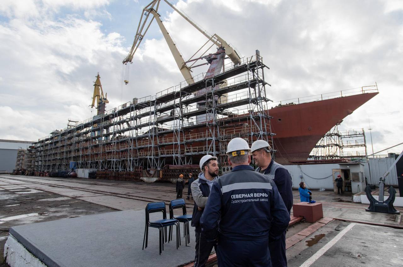 До 600 млрд рублей может удвоить ОСК инвестиции в модернизацию Северной верфи Объединённая судостроительная корпорация может значительно увеличить вложения в предприятие сообщили источники издания Ведомости Технико экономическое обоснование проекта могут завершить к ноябрю 2025 года Согласование вышло на финальную стадию и скорее всего сумма будет больше чем озвученная ранее 300 млрд рублей Рост затрат может быть связан с уточнением объёмов работ учётом в смете дополнительных объектов и оборудования Соглашение о модернизации Северной верфи было подписано на полях ПМЭФ 2025 Ранее гендиректор АО ОСК Андрей Пучков заявлял что реконструкция Северной верфи станет ключевым фактором развития отрасли на десятилетия вперёд Сергей Ермохин ДП Подписаться на DP RU