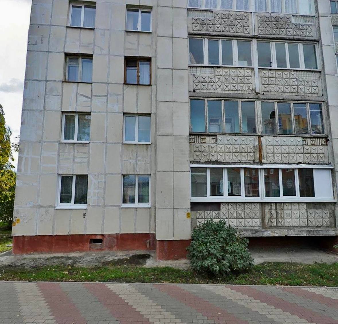 Жильцы дома на улице Чумичова оказались в заложниках из-за сломанного лифта.  Жители 12-этажного дома №68 на улице Николая Чумичова уже несколько суток остаются без лифтов. Управляющая компания «Жилищный фонд» отключила оба подъемника, оставив пожилых людей и инвалидов фактически запертыми в своих квартирах.    Дому 42 года, и за это время лифты ни разу не менялись. Жильцы неоднократно жаловались на их ненадёжность, но вместо ремонта УК требовала оплатить очередную диагностику. В результате этого перед выходными лифты отключили, оставив пожилых людей, живущих на верхних этажах, без возможности выйти на улицу.    «12 этажей, 99% — пенсионеры и инвалиды, и они оказались запертыми, по сути, в доме! Ни скорая не попадёт к нам, ни жильцы! Как это?...» — жалуется одна из жительниц.   Жители обращались в мэрию и приёмную губернатора, но их обращения остались без ответа.  Подписаться   Написать нам