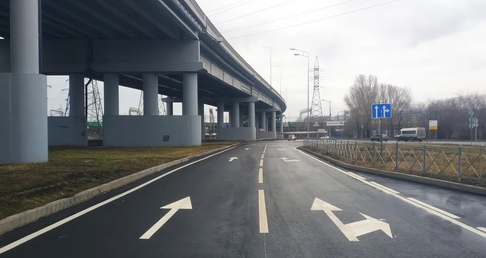 Движение открыли на съезде с трехуровневой развязки на трассе М 5 в Тольятти Речь идет о повороте на улицу Магистральную на 974 км трассы М 5 Теперь водители смогут попадать на нее напрямую минуя объездную дорогу Развязку построили чтобы разделить потоки транзитного и городского транспорта и ликвидировать заторы Также она позволила улучшить экологическую обстановку в городе Вдоль дорог которые примыкают к развязке высадили тополя и кусты сирени Сейчас работы на объекте завершены Осталось только убрать строительный городок Их планируют выполнить до ноября 2026 года   Подпишись на truekpru63 Мы в MAX