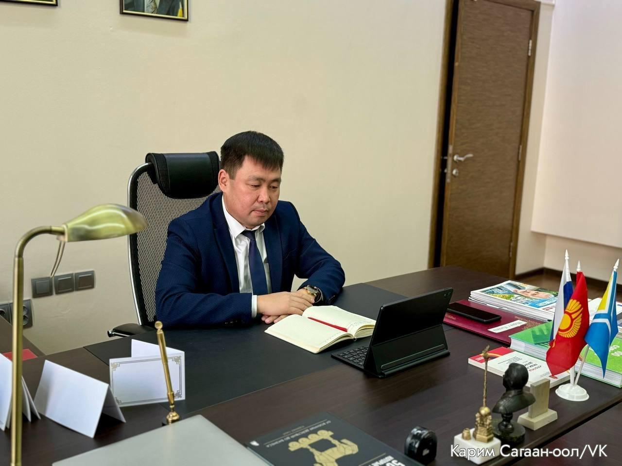 Мэра столицы Тывы отправили в отставку после конфликта внутри Единой России Депутаты Хурала представителей Кызыла 5 ноября досрочно прекратили полномочия мэра единоросса Карима Сагаан оола сообщила пресс служба горсовета Сакаан оола отправили в отставку на основании решения суда по иску спикера горсовета единоросски Ирины Казанцевой Кызылский горсуд принял решение в феврале 2025 года а в октябре оно вступило в силу после утверждения Верховным судом республики Казанцева подала иск о расторжении контракта с Сагаан оолом сославшись на нарушения при содержании общественных пространств города неисполнение решения суда по созданию канализации в многоквартирных домах и пропажу части автобусов переданных Кызылу мэрией Москвы Карим Сагаан оол возглавлял мэрию Кызыла с 2018 года в 2022 м депутаты снова избрали его мэром Несмотря на решение суда он отказался уходить в отставку и пообещал оспорить увольнение Главред независимой тувинской газеты Риск Сергей Конвиз связал давление на мэра Кызыла с тем что глава Тывы Владислав Ховалыг может рассматривать Сагаан оола как своего единственного конкурента на выборах главы республики в 2026 году Тыва