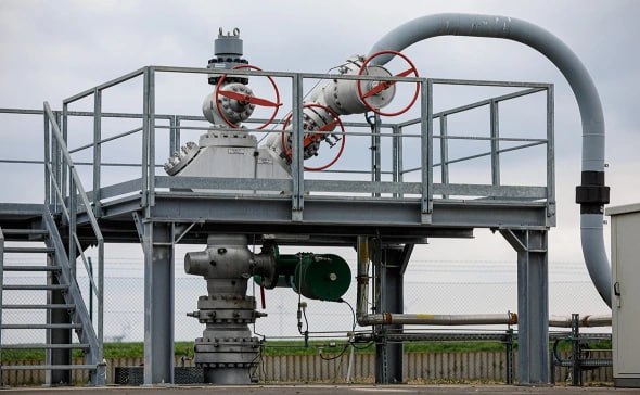 Нарушение запрета на импорт российского газа в Евросоюз который вводится с 2027 года будет грозить европейским компаниям штрафами в размере от 40 млн либо не менее 3 5 от годового оборота по миру или 300 от оборота по сделкам Об этом сообщил Совет ЕС утвердивший этот запрет Для физических лиц предусмотрен штраф в размере не менее 2 5 млн jkinvest news jkinvest