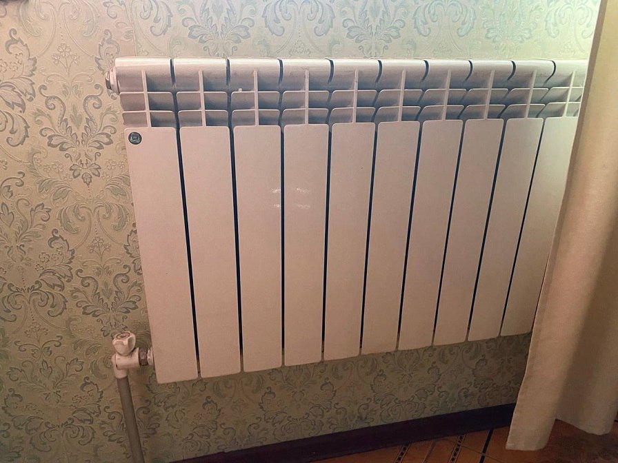 В Курской области назвали на 100% готовые к отопительному сезону районы  По состоянию на 4 августа в регионе к отопительному сезону 2025/26 подготовили 1222 многоквартирных домов из 3632, сообщила врио зампреда Правительства Курской области Олеся Дворцова.  На 100% готовы Горшеченский, Советский, Солнцевский районы, город Дмитриев. Обоянь готова на 81%, Касторенский район — на 80%, Черемисиновский район — на 61,9%.  12 муниципалитетов не готовы к отопительному сезону даже наполовину или в них не наблюдается прогресс, отметила Олеся Дворцова.  Фото из архива  Сейм   Курская области