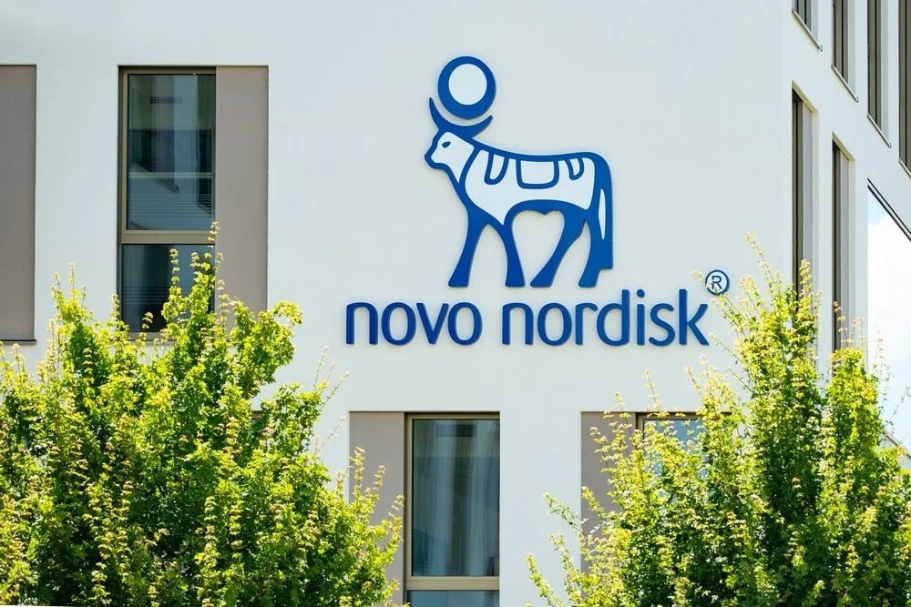 Производитель Оземпика датская фармкомпания Novo Nordisk намерена сократить более 11 своего штата сотрудников а это около 9 тыс человек В компании ожидают что это поможет им сэкономить около 1 25 млрд в год Всего в Novo Nordisk насчитывается более 77 тыс сотрудников в 80 филиалах по всему миру Производство компании расположено в 13 странах Подписаться на РИА Новости экономика Все наши каналы
