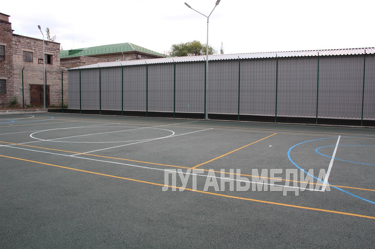 В Алчевске на базе ДонГТУ появится три новых спортивных объекта Первый уже почти готов и расположен во внутреннем дворе за главным корпусом вуза. На обновленной площадке можно проводить тренировки по нескольким дисциплинам: волейболу, футболу, баскетболу и большому теннису. Еще один спортивный объект будет расположен в черте города – в рекреационной зоне на территории парка - речь идет о старом футбольном поле. После ремонта университетского стадиона здесь появится несколько площадок для занятий различными видами спорта и беговые дорожки. А вот возведение объекта у многопрофильного колледжа ДонГТУ – в самом начале пути. Подрядчики только приступили к работе и успели расчистить площадку. Работы на объекте ведут специалисты ППК "Единый заказчик". По материалам ГУП ЛНР "Луганьмедиа"