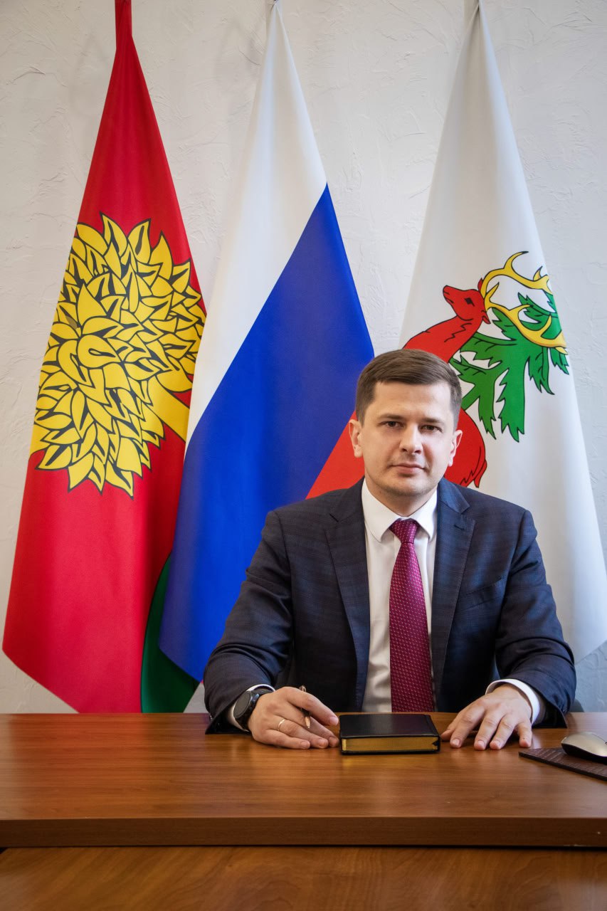 Вячеслав Жабин избран мэром Ельца Сегодня на сессии местного Совета депутатов новым главой города Ельца единогласно избран Вячеслав Жабин. Его кандидатуру поддержали все присутствующие депутаты. Напомним, что на должность мэра претендовали три кандидата, рекомендованные конкурсной комиссией: исполняющий обязанности мэра Вячеслав Жабин, заместитель директора Елецкого колледжа экономики, промышленности и отраслевых технологий Сергей Ханин, а также директор детского оздоровительного центра «Белая берёзка» Павел Богданов. Вячеслав Жабин родился в 1994 году в Пятигорске Ставропольского края. Окончил Пятигорский государственный лингвистический университет, магистратуру МГИМО факультет управления и политики, государственное и муниципальное управление . Работал в крупных компаниях. В сентябре 2024 года был избран депутатом городского Совета депутатов по округу №12. Сложил свои полномочия после перехода на работу первым заместителем главы администрации городского округа город Елец. Женат, воспитывает сына.