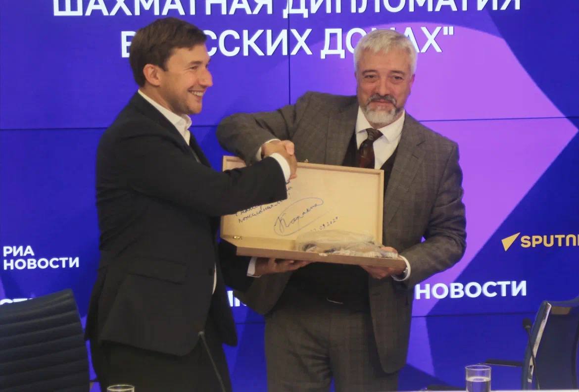 Шахматные клубы гроссмейстера Сергея Карякина будут открыты в Египте Замбии Танзании и на Маврикии в рамках проекта Шахматная дипломатия в Русских домах Инициатива реализуется Россотрудничеством и клубами Карякина при поддержке Федерации шахмат Московской области Открытие шахматных школ на базе Русских домов это самое органическое и разумное что мы могли предложить в год празднования 100 летия народной дипломатии заявил руководитель Россотрудничества Евгений Примаков на пресс конференции Карякин в свою очередь подчеркнул что проект знаменует новый этап развития российского шахматного движения Можно сказать что это качественно новый этап в развитии российской шахматной школы Это выход на международную арену Программа клубов будет рассчитана как на российских соотечественников так и на местных жителей При ее разработке учитывались культурные особенности стран а также возраст и уровень подготовки участников Африканская инициатива Подписаться