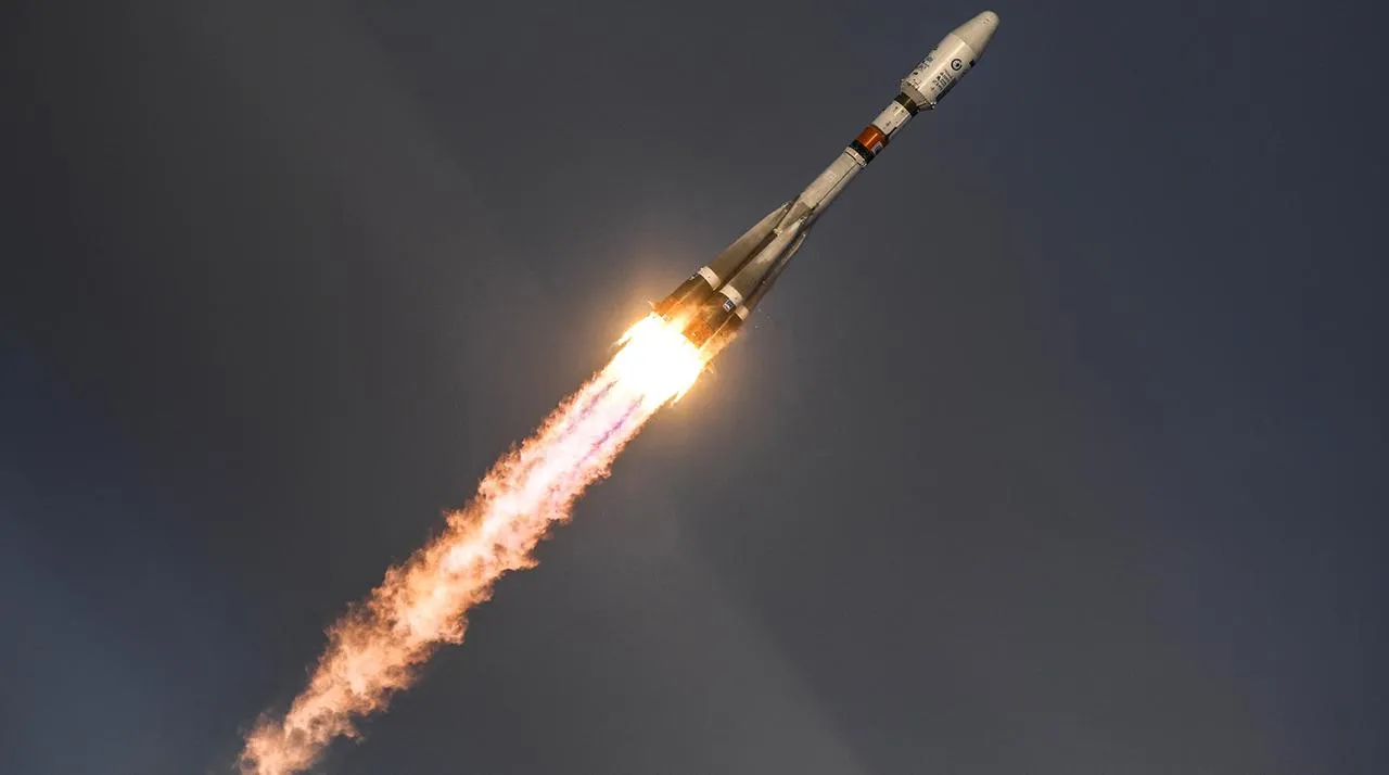 ВКС России запустили ракету Союз 2 1б с Плесецка Военно космические силы РФ провели пуск ракеты носителя Союз 2 1б с космодрома Плесецк На борту космические аппараты запущенные в интересах Минобороны Старт прошел в штатном режиме Ракету после запуска взяли на сопровождение средства наземного измерительного комплекса Читайте Газету Ru в MAX