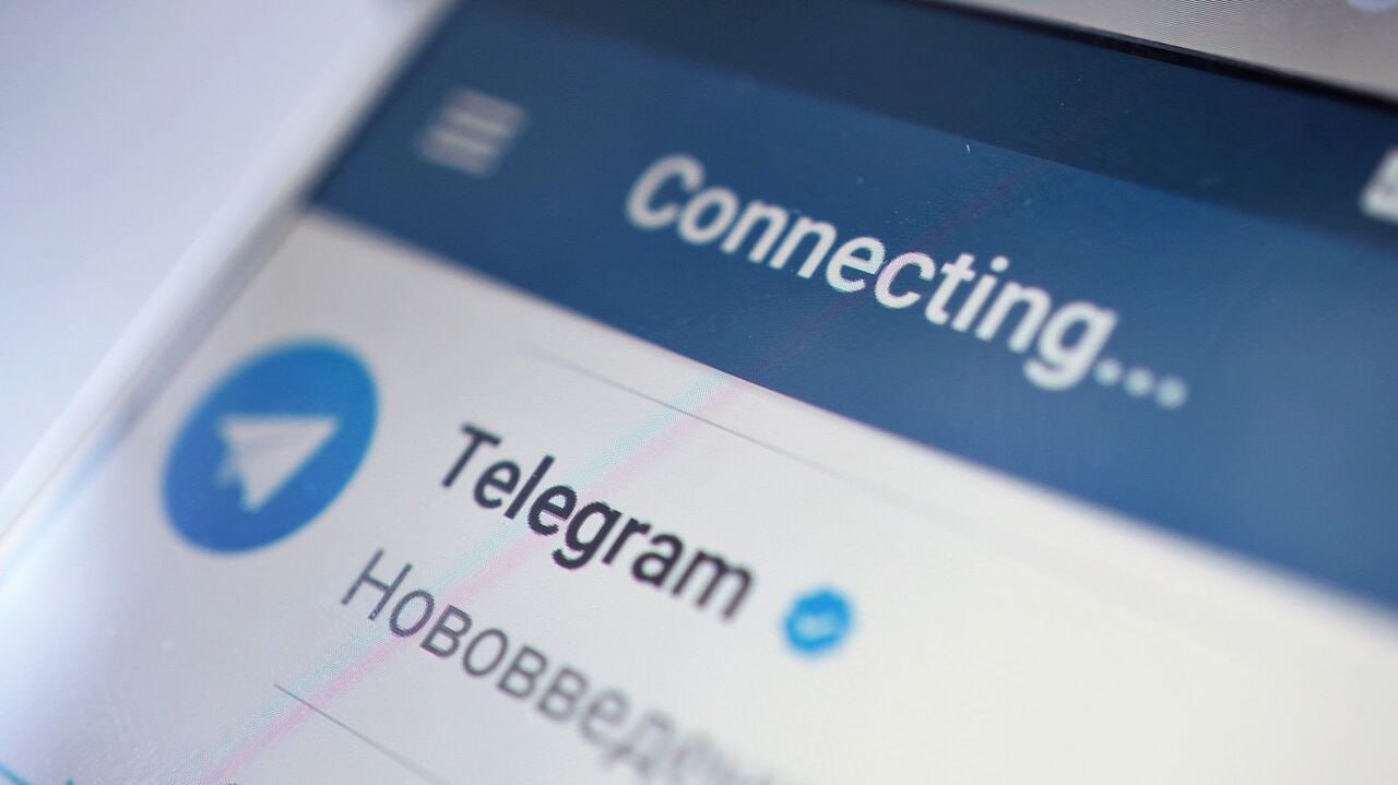 Telegram сотрудничает с российскими силовиками только по делам о терактах, сообщила ФСБ   Это следует из материала одного из дел в Башкортостане, которое рассматривал региональный Верховный суд, сообщает проект «Сетевые свободы».   Суд прекратил административное дело против местного жителя по статье о «возбуждении ненависти или вражды»  ст. 20.3.1 КоАП . Поводом для дела стали комментарии в телеграм-чатах. Принадлежность аккаунтов, с которых оставляли комментарии, доказать не удалось.  «Компания Telegram Messenger, Inc. не взаимодействует с правоохранительными органами России, за исключением выдачи сведений о лицах, в отношении которых возбуждены уголовные дела по ст. 205 УК России „Террористический акт“»,  — говорится в материалах дела.    Во всех своих отчетах Telegram раньше указывал, что никогда не раскрывал российским силовикам данные пользователей, обратил внимание журналист Андрей Захаров . Согласно отчету, который выдает официальный бот мессенджера Transparency Reports, в период с 1 января по 30 сентября 2024 года в графе о переданных данных пользователей стоит 0. Отчета по России за четвертый квартал 2024 года пока нет.   Минюст считает «иноагентом»