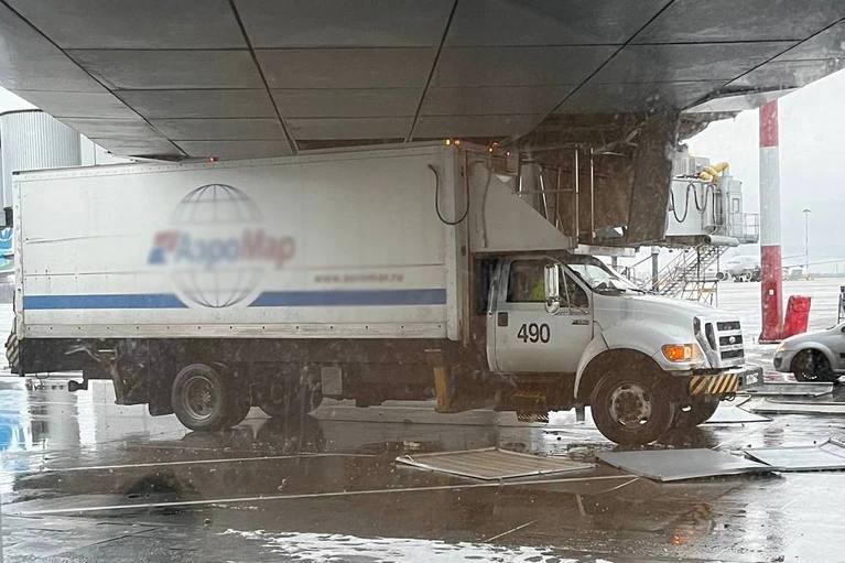 Грузовик врезался в терминал Пулково Спецмашина которая подвозит питание к самолётам задела фасад здания В аэропорту пояснили водитель по контракту не рассчитал габариты Пострадавших нет повреждена только обшивка терминала