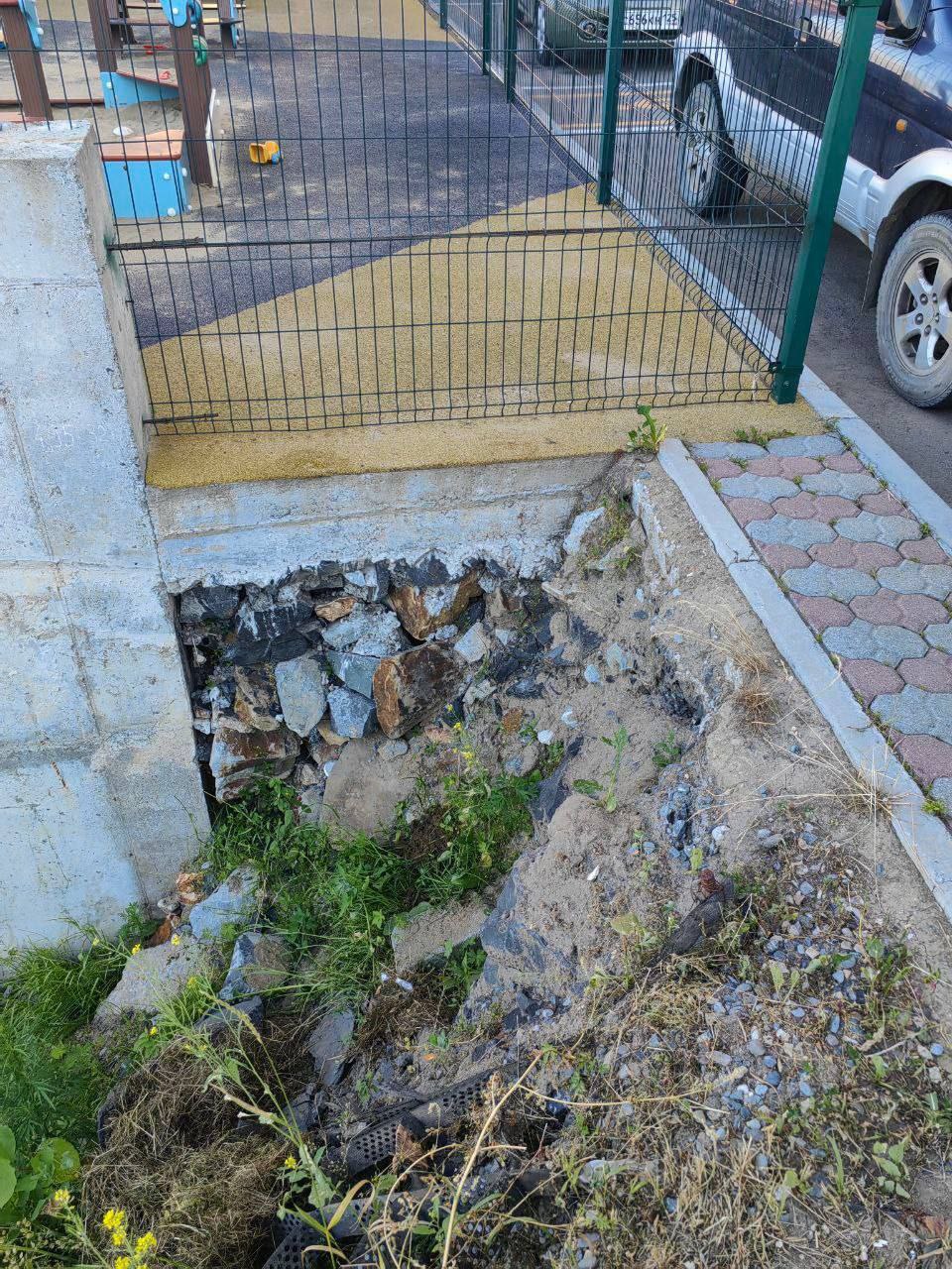 Во Владивостоке ребенок получил травмы после падения в овраг На улице Нейбута произошел несчастный случай - маленькая девочка упала с трехметрового обрыва рядом с детской площадкой. По информации матери, ребенок получил перелом предплечья со смещением и множественные ушибы, после чего был госпитализирован в больницу. Местные жители отмечают, что опасный участок давно требует ремонта: грунт регулярно размывается дождями, а овраг не оборудован защитными ограждениями. Несмотря на неоднократные обращения, управляющая компания, по словам жильцов, не принимает мер. По факту происхождения подано заявление в прокуратуру и Госжилинспекцию Приморского края.