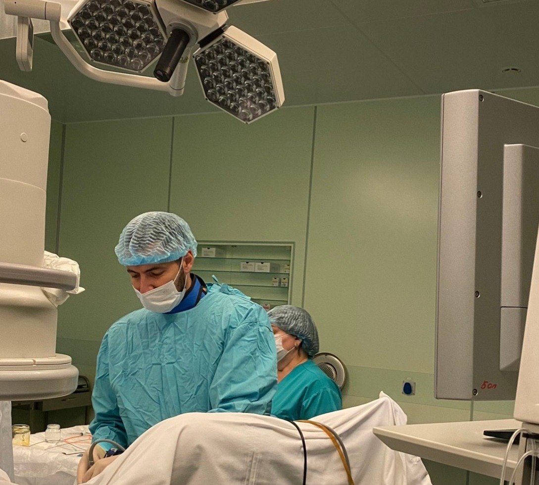 Хирурги Краснодарского края выполнили за 2025 год более 67 7 тысячи эндоскопических операций Проведение малоинвазивных операций обеспечивает поставляемое в рамках нацпроекта Продолжительная и активная жизнь оборудование В прошлом году в краевые медучреждения поступило более 20 лапараскопических аппаратов Специалисты наших больниц постоянно повышают теоретические и практические навыки внедряя в работу новые методы В том числе проходят обучение методике лапароскопической хирургии на базе Краевой клинической больницы 1 Это позволяет предложить пациентам менее травматичное хирургическое вмешательство Всего за 2025 год провели свыше 67 7 тысячи эндоскопических операций рассказал министр здравоохранения Евгений Филиппов Читайте нас в МАХ