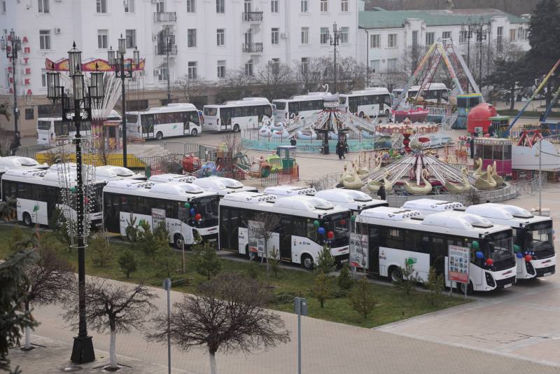 Дагестан получит 90 новых современных автобусов в рамках нацпроекта Инфраструктура для жизни  В рамках федерального проекта Развитие общественного транспорта национального проекта Инфраструктура для жизни на 2026 год регионом запланирована закупка 90 новых автобусов Из них 35 единиц малого класса 36 среднего и 19 автобусов большого класса Закупка новой техники является ключевым элементом комплексной программы по развитию дорожно транспортной инфраструктуры Махачкалы Так в 2025 году в рамках того же нацпроекта в город уже поступило 84 современных автобуса С первого дня 2026 года автобусы начали работу на десяти городских маршрутах Добираясь до отдаленных поселков Сулак Новый Хушет Красноармейск Турали а также в районы ДОСААФ и газораспределительной станции они решают давние проблемы с транспортной доступностью этих территорий Кроме того в целях улучшения транспортного обслуживания населения решением Правительства Республики Дагестан для государственного автотранспортного предприятия ООО Дагестанавтотранс приобретено 11 автобусов среднего класса вместимостью до 75 человек которые с 1 сентября 2025 года обслуживают межмуниципальный маршрут Махачкала Каспийск Автобусы оснащены всем необходимым для комфорта и безопасности пассажиров  системы видеонаблюдения кондиционирования  информационные табло и оповещения доступен Wi Fi  адаптированность транспорта под маломобильных граждан  установлены системы безналичной оплаты проезда  технология ГЛОНАСС позволяет отслеживать движение автобусов в реальном времени  Реализация данной инициативы находится на особом контроле у главы Дагестана Сергея Меликова