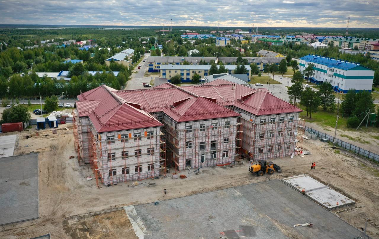 В Ханымее в этом году завершат строительство нового детского сада  Он рассчитан на 240 ребятишек. Сюда «переедут» мальчишки и девчонки из двух других учреждений, в которых помещения не отвечают современным требованиям.   В сад закупят новое оборудование, в том числе сибборды и нейротренажёры.     Телеграм-канал Кирилла Трапезникова    Вести Ямал Принимаем ваши сердечки