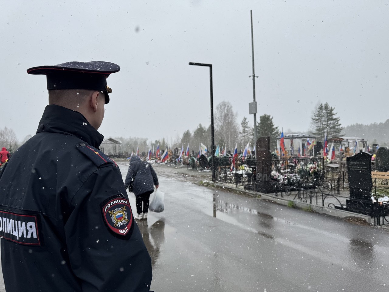 Более тысячи полицейских Челябинской области обеспечили охрану общественного порядка в родительский день  Порядка 230 тысяч южноуральцев в этот день совершили молитвы в храмах и посетили места захоронения усопших родственников, чтобы отдать им дань памяти.  Охрану общественного порядка и безопасность граждан при проведении мероприятий обеспечивали свыше тысячи сотрудников органов внутренних дел региона. Содействие полицейским оказывали коллеги из Росгвардии, работники частных охранных предприятий, а также участники добровольных народных дружин и иных общественных организаций.    Полицейскими были приняты все исчерпывающие меры, направленные на поддержание правопорядка, в результате мероприятия прошли без происшествий.    #мвд74 #полиция74 #полициячелябинскойобласти #челябинскаяобласть