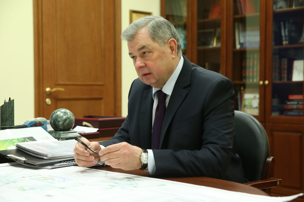 До 2 трлн рублей перераспределить бюджет России предложили в Совфеде Стране необходимо избавиться от убыточных активов, необоснованных льгот и футбольных клубов с бешеными зарплатами, заявил сенатор Анатолий Артамонов. Освободившиеся деньги нужно тратить на высокотехнологичные отрасли, оборону и безопасность, сказал сенатор. При этом государство не будет сокращать выплаты населению, такие как пенсии, стипендии и пособия, подчеркнул Артамонов. Правильные решения наметились в Совфеде, давно нужно прекратить тратить деньги на развлечения, зазвездившихся футболистов и хоккеистов. Безопасность страны, успехи СВО и развитие нашей промышленности — вот три основные задачи, которые должны решать власти. : Globallookpress Царьград.ТВ — Не боимся говорить правду Подпишись