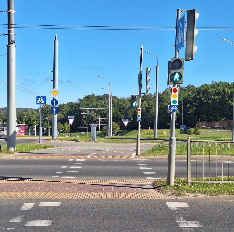 В Гродно появились новые велопереезды где на велосипедах и СПМ можно не спешиваться Для повышения безопасности движения и удобства горожан установлены специальные таблички с изображением светофора и велосипеда Они размещены на регулируемых пешеходных переходах на перекрёстках проспекта Янки Купалы с улицами Южная и Кабяка а также рядом с ТЦ Тринити В этих местах велосипедисты и пользователи средств персональной мобильности могут пересекать дорогу не спешиваясь Важно помнить если светофор не работает необходимо перейти на шаг Обр связь ТГ ВК YouTube Inst