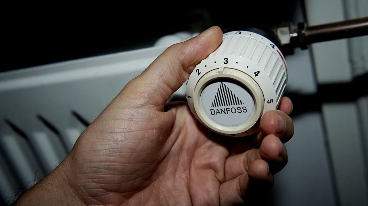 Цены на отопление в Германии выросли в 3 раза Трехкратный рост счетов за отопление это результат отказа Германии от российского газа Как пишут СМИ с 2021 года рост тарифов составил около 82 что стало абсолютным рекордом для страны Теперь средняя сумма в жировках достигает почти 1 2 тыс евро что на 15 больше чем год назад Особенно тяжело приходится арендаторам ведь в Германии отопление включено в квартплату и платежи становятся бременем для семейного бюджета Согласно данным Евростата 13 жителей ФРГ вынуждены отдавать на оплату жилья больше 40 своих доходов это на 5 выше чем в среднем по Европе Мировая кухня