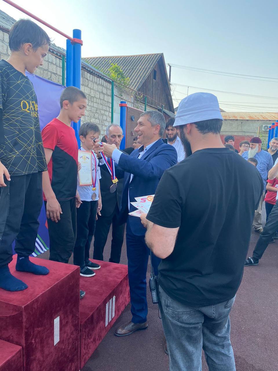 Сегодня на центральном городском стадионе имени Идриса Зязикова стартовала республиканская юношеская спартакиада "Отбор сильных детей.  Организатор спортивного мероприятия проект "ЕРРИГ шоу" совместно с Министерством спорта Ингушетии и при поддержке Мэрии Карабулака и проекта "Безликий".  С приветственным словом и пожеланиями удачи к юным атлетам обратились Глава города Ахмед Дидигов и Министр спорта республики Руслан Белхороев.  Состязания проходили по четырëм дисциплинам: бег на 60 и 100 метров, отижимания от пола и подтягивания на турнике. В программе соревнований также был командный вид - перетягивание каната.  На первом зональном этапе определялись финалисты спартакиады в соперничестве участников, представляющих Сунженский район и город Карабулак.