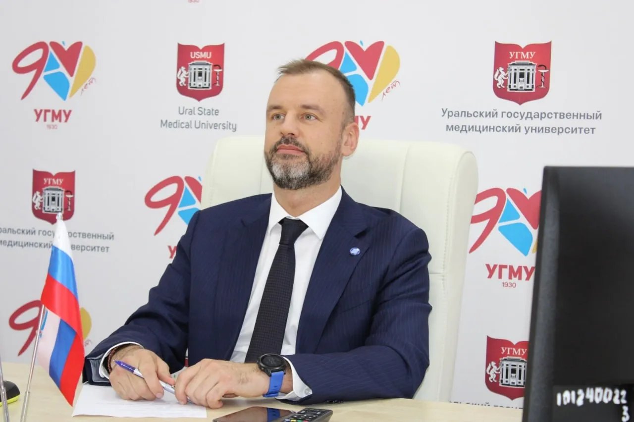 Главой УрГАУ стал выходец из администрации свердловского губернатора На сайте вуза в разделе Ректорат обновилась информация временно исполняющим обязанности руководителя Уральского аграрного университета числится Михаил Флягин С 2018 года он был проректором по перспективному развитию и международной деятельности в Уральском государственном медицинском университете Ранее Флягин занимал пост советника главы администрации свердловского губернатора позже замначальника контрольного управления губернатора В 2021 году прокуратура потребовала уволить проректора УГМУ Михаила Флягина как не соответствующего формальным требованиям к сотруднику вуза но несмотря на отсутствие научно педагогического стажа срок его полномочий продлили На прошлой неделе стало известно что с поста руководителя УрГАУ уходит Ольга Лоретц проработавшая в этой должности 8 лет Официальная причина состояние здоровья и возраст В феврале в вуз приходили силовики после чего сотрудников УрГАУ больше недели опрашивали в полиции Фото УГМУ на связи в TG MAX VK