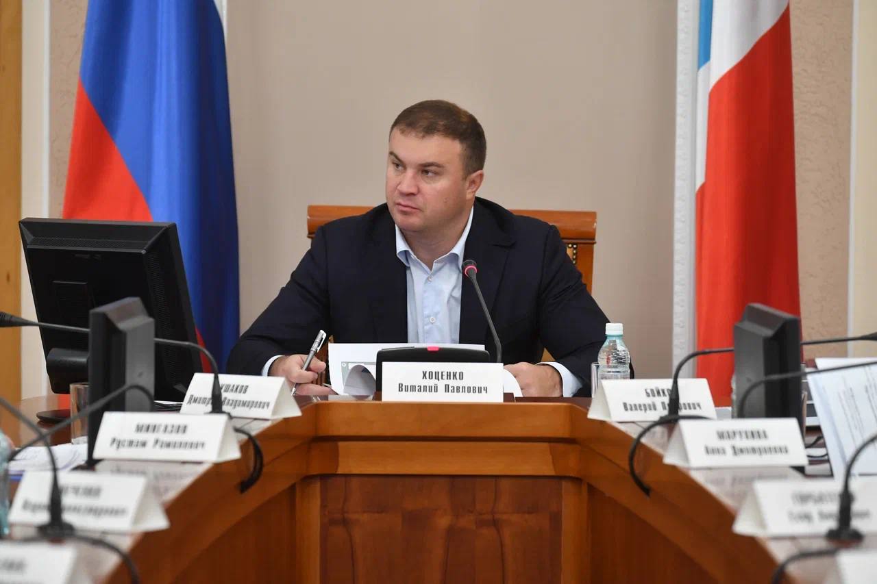 Виталий Хоценко провел заседание Проектного комитета Омской области На собрании рассматривались проекты направленные на развитие социальной инфраструктуры здравоохранения и образования Также в центре внимания оказались благоустройство территорий улучшение транспортной и коммунальной систем расселение аварийного жилья и оснащение объектов современным оборудованием и техникой Омская область занимает лидирующие позиции по заключению контрактов и кассовому исполнению Губернатор подчеркнул важность сохранения текущих темпов работы
