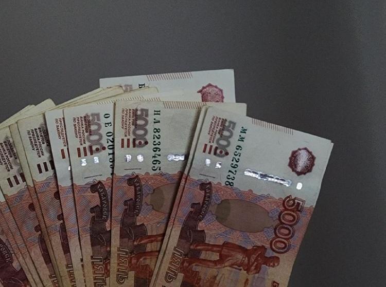 Полиция Владивостока завершила расследование уголовного дела о хищении более 3,8 млн рублей с банковских счетов жителей Приморского края. Преступная схема заключалась в получении доступа к онлайн-банкингу потерпевших и переводе средств на счета сообщников. Организатором группы признан 35-летний житель Хабаровского края. Ему и его 32-летней пособнице, жительнице Приморья, предъявлены обвинения в мошенничестве. На имущество обвиняемых наложен арест на сумму 4,2 млн рублей. Дело передано в суд, расследование в отношении других участников группировки продолжается.