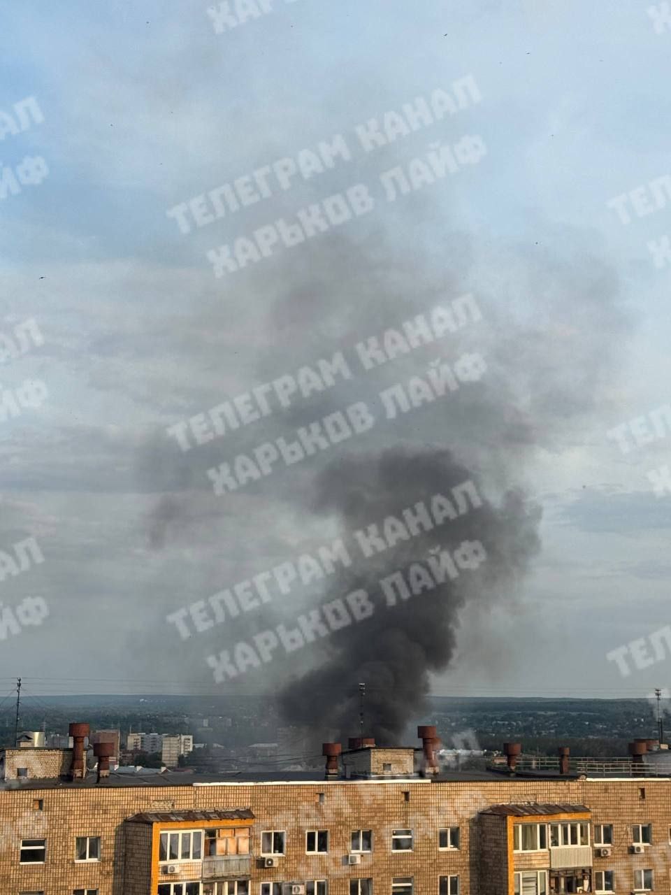Еще фото и видео горящего здания ТЦК в Харькове, уточнили местные источники. Официальных комментариев по данному инциденту пока нет.