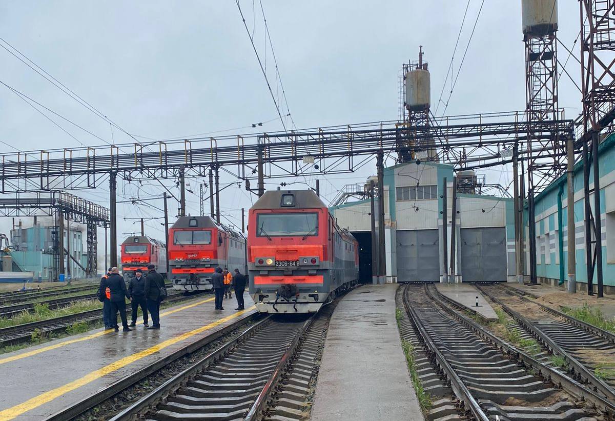 В Новосибирске следователи СК России устанавливают обстоятельства происшествия на железной дороге По предварительным данным, сегодня около 09 часов 00 минут местного времени при выполнении маневровых работ на путях необщего пользования эксплуатационного депо Новосибирск ст. Инской Западно-Сибирской железной дороги произошел сход одной колесной пары локомотива В результате происшествия пострадавших нет, задержек в движении подвижного состава не допущено. Размер ущерба устанавливается. Следователем Новосибирского следственного отдела на транспорте Восточного МСУТ СК России проводится доследственная проверка по признакам преступления, предусмотренного ч. 1 ст. 263 УК РФ нарушения правил безопасности движения и эксплуатации железнодорожного транспорта . Проводится комплекс проверочных мероприятий, направленных на установление всех обстоятельств и причин произошедшего, по результатам будет принято процессуальное решение.