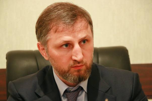 Новым руководителем Штаба общественной поддержки стал депутат дагестанского парламента Хучбар Хучбаров Об этом Сергей Меликов заявил на заседании регионального политсовета партии Единая Россия