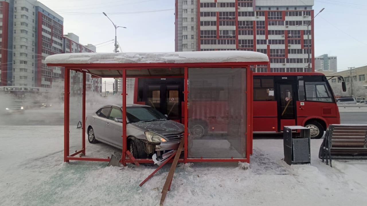 В Якутске произошло ДТП с участием трёх транспортных средств  Госавтоинспекция Якутска сообщает о столкновении трёх транспортных средств возле остановки ЯКСМК в 11:55. На месте ДТП работают сотрудники Госавтоинспекции, автоавария без пострадавших.  "При осуществлении маневров, выбирайте безопасную скорость движения, позволяющую контролировать движение транспортного средства, внимательно следите за дорожной обстановкой, при движении строго соблюдайте требования дорожных знаков и разметки", - предупреждают сотрудники Госавтоинспекции.