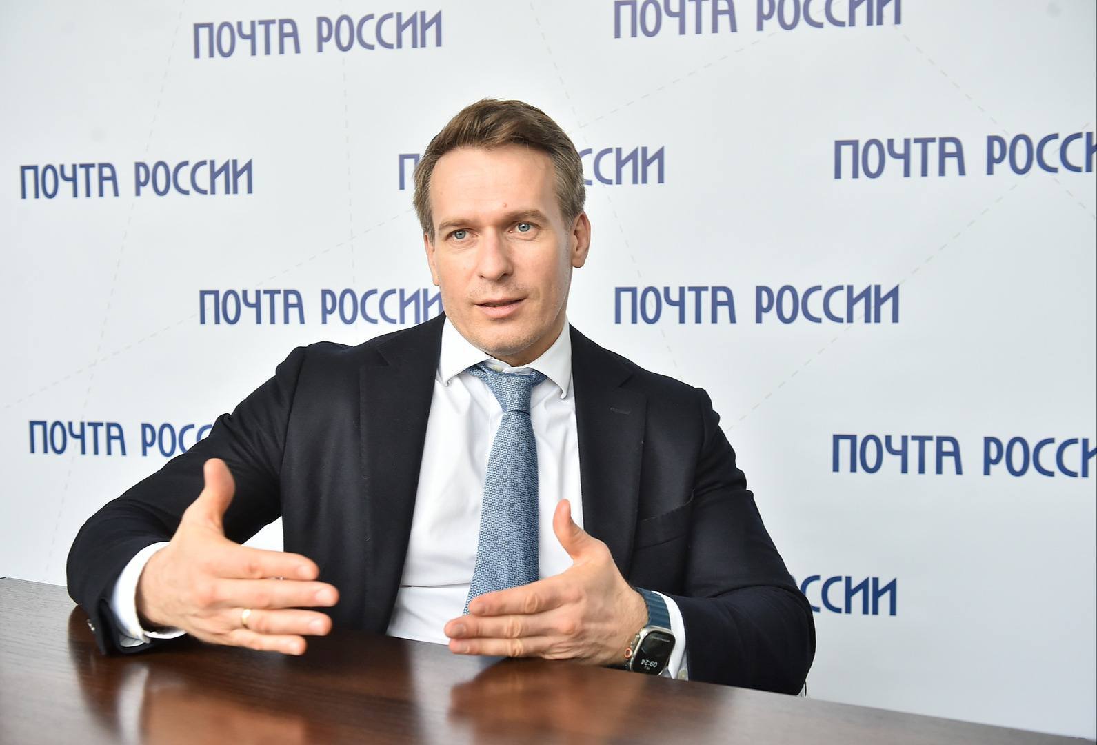 Обсудили с генеральным директором АО Почта России Михаилом Юрьевичем Волковым наиболее острые вопросы волнующие жителей Камчатского края связанные с доступностью услуг почтовой связи В рамках встречи достигнута договорённость по целому ряду важных решений и задач  Подтверждена недопустимость закрытия почтовых отделений и прекращения обслуживания в труднодоступных районах региона  Вместе будем поднимать вопросы финансирования и улучшения качества доставки писем и посылок в труднодоступные населенные пункты привлекая поддержку ГосДумы и Правительства РФ  Определили планы по модернизации отделений в Петропавловске Камчатском и Елизове Одно из центральных зданий почты в краевой столице нуждается в переезде оно пострадало после серии сейсмособытий Мы уже подбираем новое помещение для перевода почтового отделения  Важным приоритетом остается бесперебойное функционирование почтового логистического центра в поселке Корф поскольку он выступает хабом для всех северных поселков Олюторского и Пенжинского районов В ближайшее время будут приняты необходимые решения чтобы почтовое сообщение с северными посёлками работало на должном уровне Хочу поблагодарить Михаила Юрьевича за конструктивное взаимодействие и серьезное внимание к развитию почтовой инфраструктуры Камчатки MAX