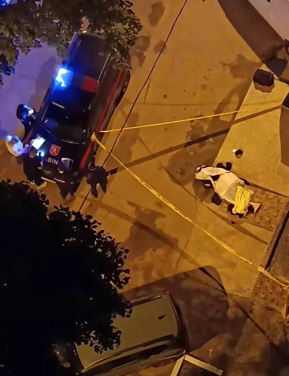 В Кишинёве мужчина умер у подъезда на Чеканах На Садовяну у одного из подъездов обнаружили тело мужчины Что именно стало причиной смерти пока неизвестно По словам очевидцев мужчина вышел из подъезда вызвал такси однако спустя некоторое время внезапно потерял сознание и упал На место прибыли сотрудники полиции и врачи