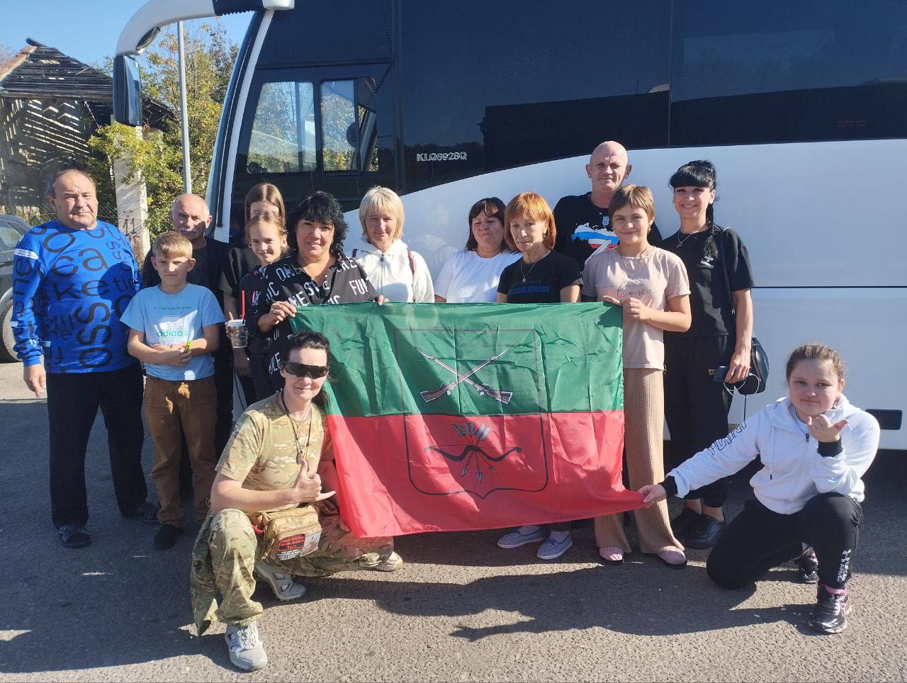 В Запорожской области семьи участников СВО отправились на экскурсию в Республику Карелия  Сегодня семьи участников СВО отправились в экскурсионную поездку, через несколько дней они прибудут в Республику Карелия. Об этом сообщил губернатор Запорожской области Евгений Балицкий.  «Поддержка семей участников специальной военной операции всегда в приоритете, и осуществляется эта поддержка на всех уровнях. Всегда на связи с региональным фондом "Защитники Отечества", знаю о большой работе, которую они проводят, обо всех проблемных вопросах.  Благодаря совместной работе удается решать многие вопросы», – написал Балицкий в своем ТГ-канале.  Глава региона выразил благодарность Министерству транспорта Запорожской области, Фонду содействия безопасности и обороне имени П.А. Судоплатова «за быстрое реагирование и помощь в организации поездки».