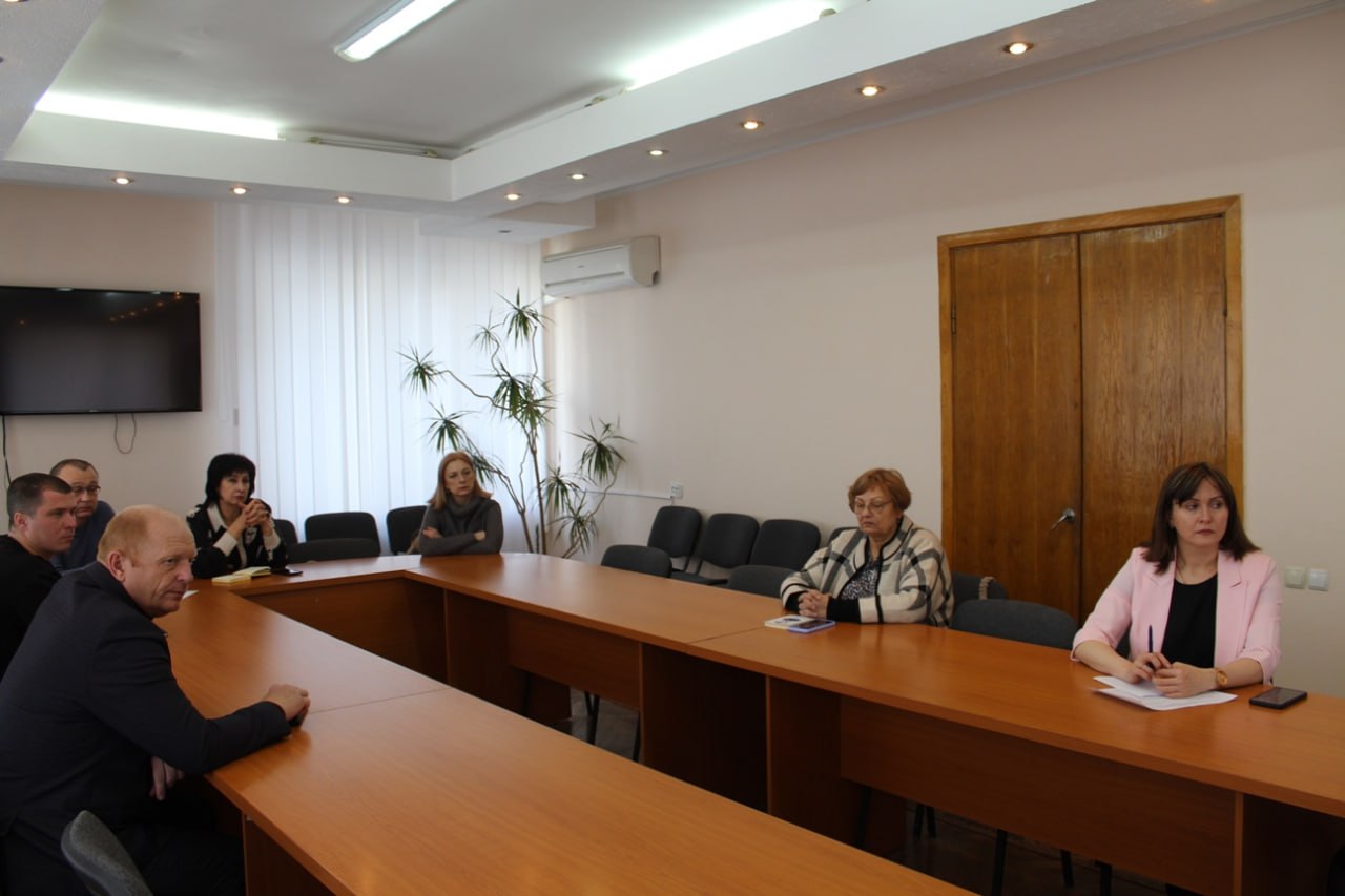 По поручению Главы городского округа муниципальное образование городской округ город Кировск ЛНР Виктории Сергеевой Заместитель Главы Администрации Марина Боботова провела прием граждан.  В приеме приняли участие руководители структурных подразделений и служб города.  На прием обратились жители с вопросами коммунальной и социальной сферы. Кировчане обратились с вопросом предоставления маневренного жилья. Также жители задавали вопросы относительно оформления опеки, также озвучили проблему течи кровли в многоквартирном жилом доме.  По данным вопросам были даны разъяснения и рекомендации согласно действующему законодательству.   ‼  Записаться на прием можно по тел.  85746  3-04-64 или в каб. № 101 Администрации городского округа г. Кировск ЛНР по адресу: г.Кировск, ул.23 Партсъезда, 7.
