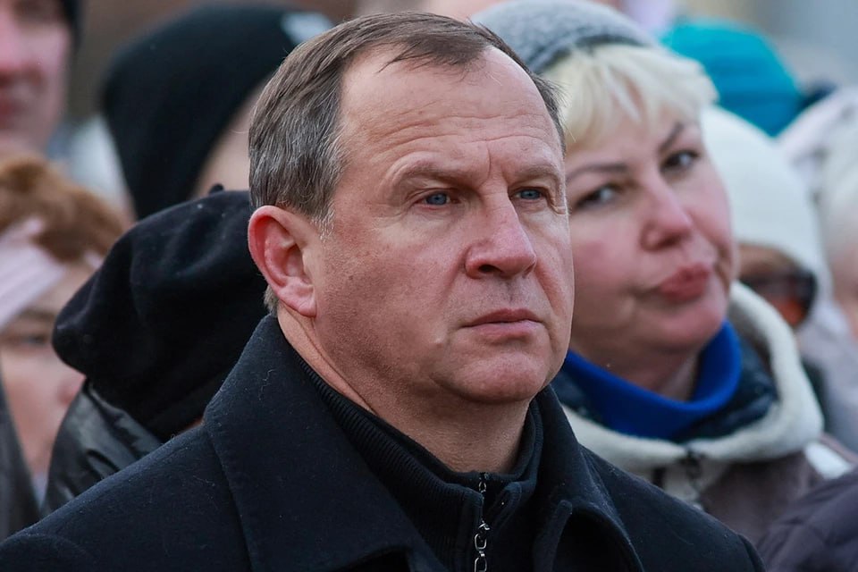 Экс мэра Иваново задержали по делу о превышении полномочий на сумму в 500 млн Против экс мэра Иванова Александра Шаботинского возбуждено уголовное дело он задержан сообщила региональная прокуратура Его подозревают в превышении должностных полномочий По версии следователей Шаботинский с 2020 по 2024 год проворачивал аферы со средствами выделенными на капремонт многоквартирных домов Всего по такой схеме ему удалось заключить более 30 контрактов на сумму более 500 млн Покровительство частным фирмам бывший чиновник оказывал по договоренности с экс начальниками департамента ЖКХ Шаботинский привлекал на должности заранее найденных людей которые реализовали махинации в том числе беспрепятственную приемку работ Решается вопрос об избрании меры пресечения Оставляй бусты Подписывайся на Readovka в MAX