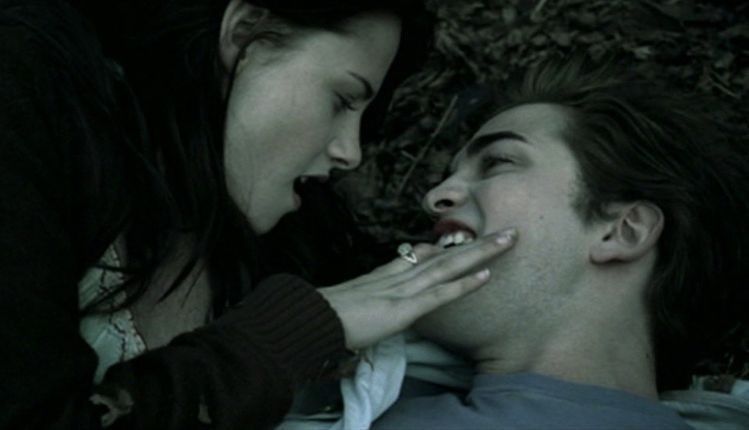 В киргизском городе Манас мужчина потерял часть языка и губы во время поцелуя Врачи Джалал Абадской областной больницы ушили кровоточащую часть языка а также нижнюю губу которая оказалась частично оторвана По данным врачей следов избиения не было травмы были похожи именно на укушенные 26 летний пациент уже может есть и разговаривать достаточно понятно чтобы рассказать свою версию В минувшие выходные он был на свадьбе своего друга Там после изрядной дозы спиртного он решил поцеловаться со своей 18 летней девушкой Результат поцелуя зашивали врачи Милиция провела проверку и установила что и мужчина и девушка на учете у психиатра не состоят Как думаете продлятся ли их отношения Да это были только предварительные ласки Нет ей никто не велел тянуть за язык Подписаться на truekpru Читать нас в MAX