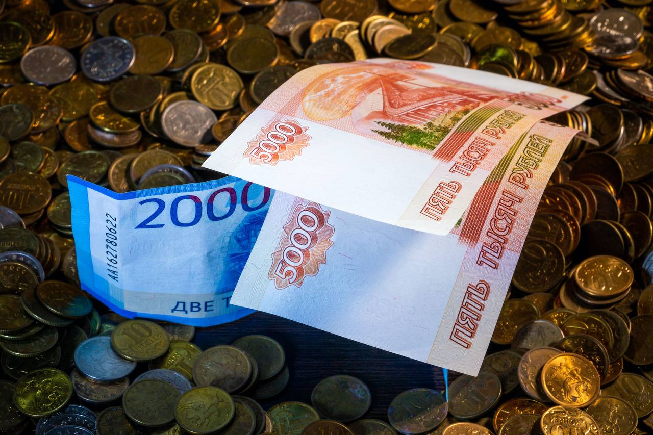 Пенсионерка стала курьером мошенников и передала им более 2 млн рублей Жительница Челябинска поверила звонкам «оператора» и «силовика» и передала аферистам 500 тысяч рублей, чтобы «избежать уголовного дела». Позже она стала перевозить деньги других пенсионеров, якобы помогая «следствию». По условному паролю «Астра» женщина получила 1,77 млн рублей от двух пострадавших. Возбуждены уголовные дела, полицейские ищут всех потерпевших и организаторов этой схемы.