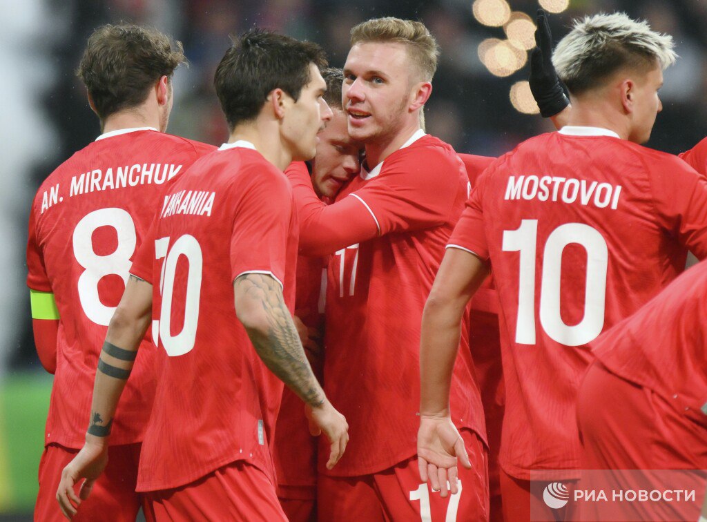Сборная Аргентины может сыграть с Россией По информации TyC Sports, действующие чемпионы мира в октябре отправятся на сборы в Китай, чтобы провести два товарищеских матча. В первой встрече аргентинцы планируют встречу против китайцев, а вторым соперником рассматривают сборные России, Японии или Южной Кореи.