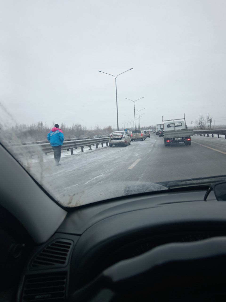 Пятница – день массовых аварий. В городе произошло сразу несколько ДТП.   Три аварии на объездной от Старотобольского тракта до деревни Зайково, — поделился подписчик.  Еще одно массовое ДТП случилось на 2-м километре дороги Тюмень—Боровский—Богандинский, на выезде из Тюмени.   По информации Госавтонспекции, автомобиль «Киа», за рулем которого находилась 41-летняя водитель, въехал в ограждение, затем его отбросило в автомобиль «Форд Фокус».  Водитель грузового фургона «ГАЗ» пытался затормозить, но все равно столкнулся с автомобилем «Лада Гранта», которая от удара въехала в «Лада Ларгус».  Пострадали водитель «Киа» и 28-летний водитель «Лады Гранта».