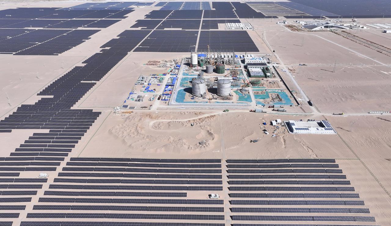 В пустыне Гоби появляется гигантская воздушная батарея Там ведётся строительство крупнейшего в мире проекта по хранению энергии на основе сжиженного воздуха LAES мощностью 60 000 кВт 600 000 кВт ч Пишут что уже в заключительной стадии реализации Технология LAES хранит электричество путем охлаждения окружающего воздуха до криогенных температур около 196 C Когда требуется энергия сжиженный воздух нагревается быстро расширяясь и приводя в движение турбины для генерации электроэнергии Технология LAES также исследуется в Массачусетском технологическом институте MIT Там пишут что технология реализуема однако китайцы утверждают что на практике решили проблемы технологии сверхнизкотемпературного каскадного хранения воздуха и его сброса при постоянном давлении