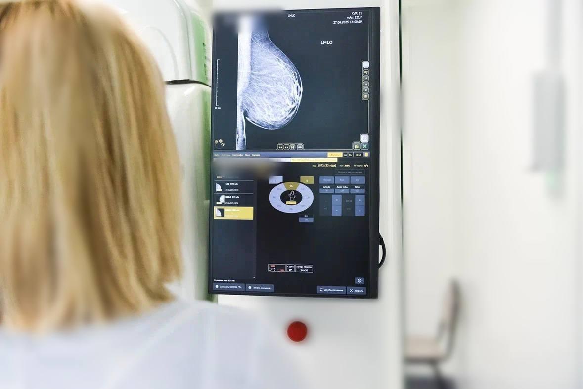 Выявляемость рака на ранней стадии в Подмосковье достигла 50 Половина онкозаболеваний в регионе диагностируются вовремя особенно рак кожи груди прямой кишки шейки матки и полости рта Власти обновляют оборудование проводят профилактические акции и делают обследования доступнее отмечает вице губернатор Людмила Болатаева Это помогает начать лечение раньше и повысить его эффективность Женщины старше 40 лет могут записаться на маммографию через портал Здоровье или по телефону 122 Подробнее об онкологической помощи и графике Дней открытых дверей на сайте Радио 1 MAX Прислать новость Дарим книги от МИФ и Бомборы