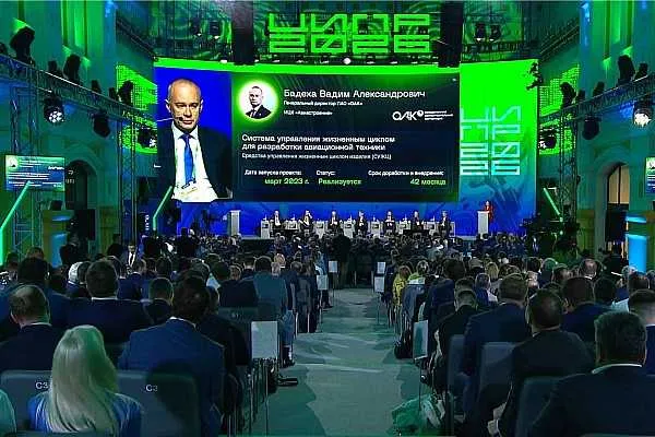ОАК переходит на отечественные PLM решения Генеральный директор ПАО ОАК Вадим Бадеха в рамках конференции ЦИПР 2026 доложил Председателю Правительства Михаилу Мишустину о внедрении отечественного программного обеспечения в авиастроении Об этом сообщает AVIA RU со ссылкой на данные ОАК В частности глава ОАК рассказал о проекте по доработке и внедрению единого комплексного отечественного PLM решения для разработки авиационной техники на базе T Flex В данной системе планируется создание всех новых проектов корпорации с ее использованием уже ведется проектирование учебно тренировочного самолета МиГ УТС Вадим Бадеха также принял участие в пленарной сессии конференции выступив с докладом Система управления жизненным циклом для разработки авиационной техники aviaru net n295669 Оставайся в информационном потоке подпишись на наш канал в MAX