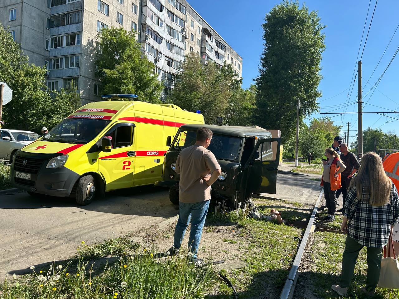 Авария с участием трамвая произошла в районе Аппаратурного завода в Барнауле Трамвай и автомобиль УАЗ-452 быстро ехали и не уступили друг другу дорогу, рассказали очевидцы "Катунь 24". Водитель УАЗ получил травму головы, он дает показания в машине реанимации. Водитель трамвая рассказал изданию, что скорость во время движения по главной дороге у него была в пределах нормы — 23 км/ч. Фото и видео: "Катунь 24"