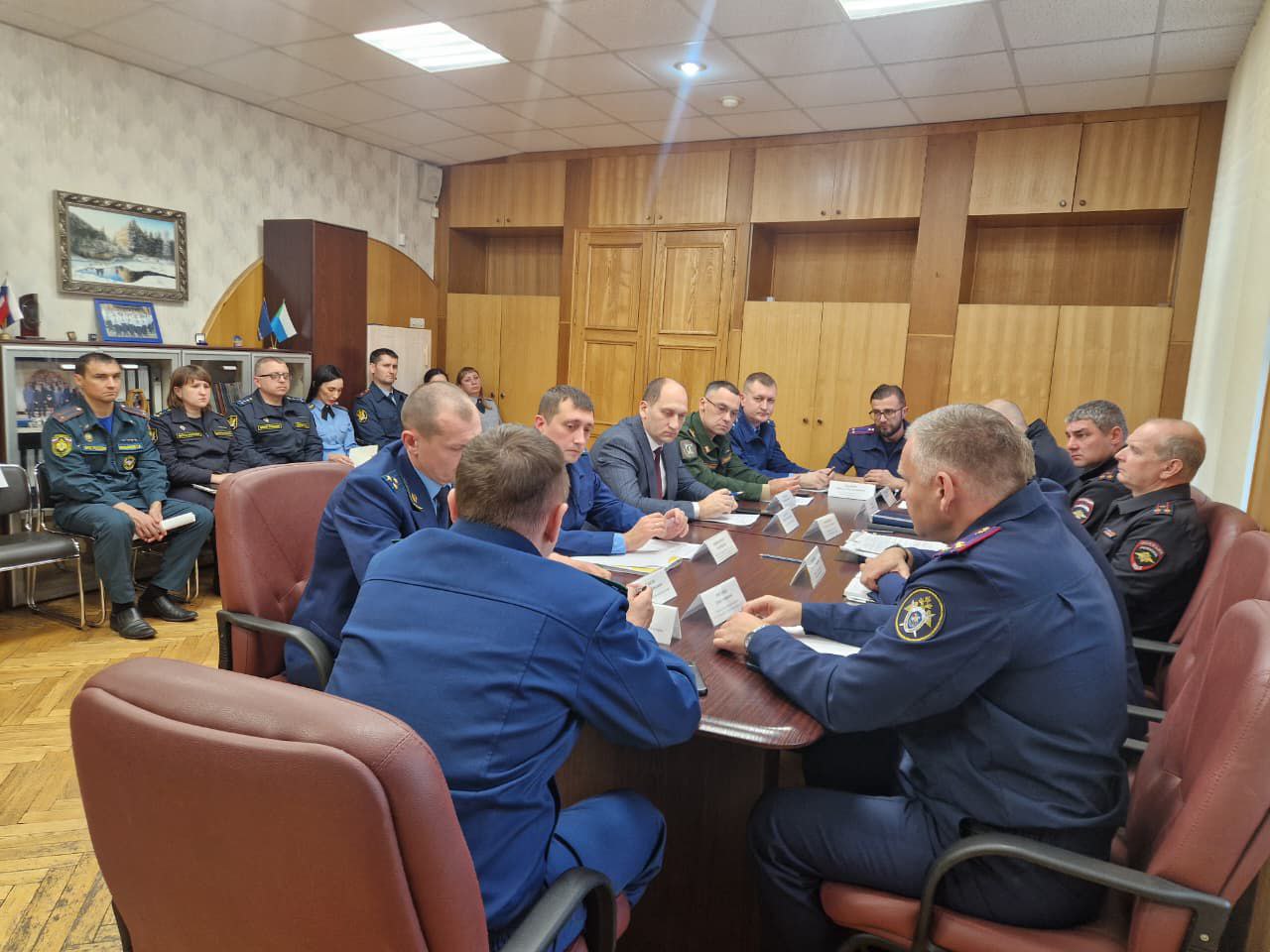 Заместитель прокурора Хабаровского края в рамках рабочей поездки посетил Комсомольск на Амуре В рамках рабочей поездки заместитель прокурора Хабаровского края Олег Алексеев провел межведомственное совещание по вопросу декриминализации г Комсомольска на Амуре В мероприятии приняли участие руководители региональных правоохранительных органов и органов местного самоуправления На совещании обсудили состояние законности в сфере противодействия преступности на территории г Комсомольска на Амуре в том числе при вовлечении несовершеннолетних в совершении IT преступлений взаимодействие администрации города с правоохранительными органами в том числе с городской прокуратурой по вопросу противодействия преступлениям и профилактики преступности По итогам совещания выработаны дополнительные меры направленные на повышение эффективности работы правоохранительных органов снижение уровня преступности в городе