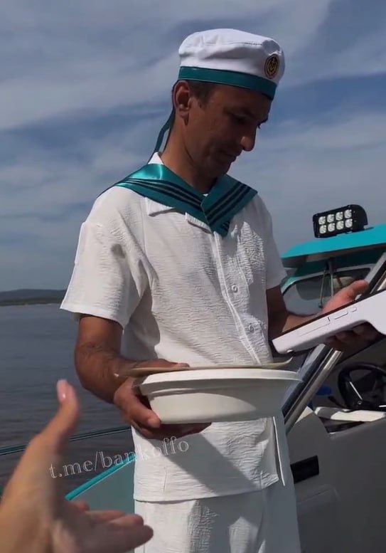 В Самаре очевидцы заметили катер, доставляющий на пляжи плов и другую готовую еду  Фото: скрин с видео телеграм-канала bankoffo