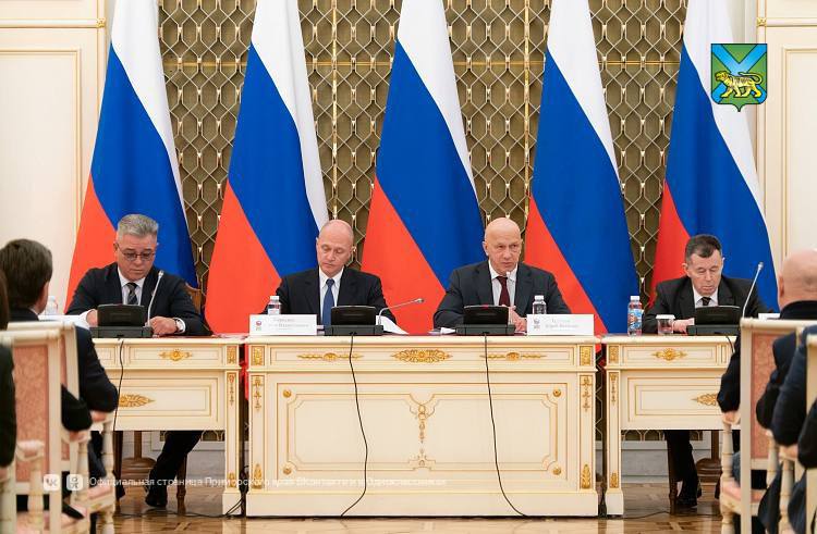 Российский союз боевых искусств нацелен на развитие спорта и патриотизма в регионах На конференции Российского Союза боевых искусств обсудили важные итоги и планы Полпред президента России на Дальнем Востоке Юрий Трутнев сделал акцент не только на спорте но и на патриотизме Яркий пример Центр военно спортивной подготовки Воин Только представьте 108 000 молодых людей прошли здесь подготовку за 2 года они изучали тактику инженерное дело основы безопасности и даже снайпинг учат их проверенные инструкторы прошедшие школу реальных боевых действий Кроме того Российский Союз боевых искусств проводит Эстафету Побед легендарную Битву Чемпионов и сформировал отряд СОЮЗ для участников СВО   Читайте новости первыми в нашем канале в Max
