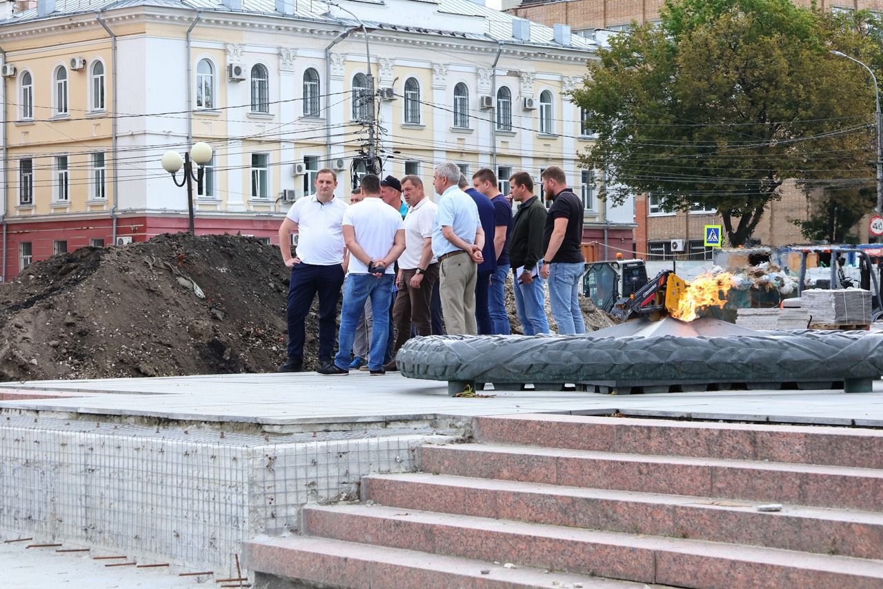 Во время субботнего объезда провел рабочую встречу на площади Победы. В рамках национального проекта «Инфраструктура для жизни» продолжается реконструкция Монумента и благоустройство прилегающей территории.   Работы выполнены почти наполовину. Частично уложена гранитная плитка. Завершено обустройство тротуара со стороны ул. Чкалова. Подрядчик приступил к подготовке основания тротуара со стороны проезда Завражнова. Работы ведутся по графику.   На площади Победы продолжаем реализацию проекта «Чистое небо». Некоторые собственники сетей уже убрали коммуникации под землю, с остальными провели встречи, наметили план работы. Бесхозные сети демонтируем.