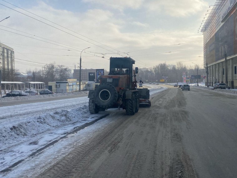 С улиц Ульяновска вывезено 112 самосвалов снега  Как доложил главе города Александру Болдакину руководитель МБУ «Дорремстрой» Сергей Рябов, комплексы по погрузке и вывозу снега работали на проспекте Ленинского Комсомола, Московском шоссе, улицах Карла Маркса, Ленина, Железной Дивизии, Кирова и в переулке Комсомольском  - По вашему поручению мы усилили очистку тротуаров, остановок общественного транспорта и заездных карманов. Используем для этого трактора с жёсткими ножами и щётками, дворников с шанцевым инструментом, в том числе – осужденных на исправительные работы. За сутки для удаления наледи использовали 140 тонн пескосоляной смеси, – сообщил Сергей Рябов   Расширение проезжей части грейдерами выполнено на Московском шоссе, проспектах Туполева, Ульяновском, Ливанова, Генерала Тюленева, Врача Сурова, Академика Филатова, Дружбы Народов и улице Якурнова  В квартале многодетных села Луговое производилась планировка бульдозером инертного материала, завезённого на улицу Ашмарина и в переулок Героев Труда. Во всех видах дорожных работ в двусменном режиме было задействовано 146 единиц спецтехники