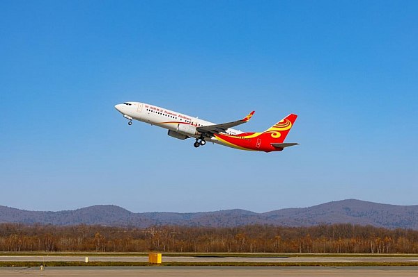 Авиакомпания Hainan Airlines открыла новый рейс из Пекина во Владивосток  Международный аэропорт Владивосток и стратегический партнер воздушной гавани – авиакомпания Hainan Airlines открыли новый регулярный рейс из Пекина. Об этом сообщает AVIA.RU.  Регулярные рейсы по маршруту Пекин — Владивосток — Пекин китайский авиаперевозчик начал выполнять с 20 октября. В честь открытия рейса стойки регистрации в аэропорту Владивостока украсили воздушными шарами, а в зоне прилета первых пассажиров, прилетевших из Пекина встречали в лучших традициях русского гостеприимства – пирогами, самоваром и песнями.  aviaru.net/n276853